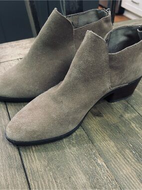 Sz 7 Donald J. Pliner Taupe Suede Ankle Booties